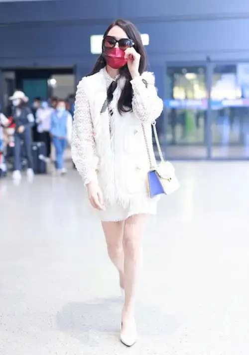 伊能静穿一身白色服饰美回少女时代,长发飘飘,时尚高贵又优雅