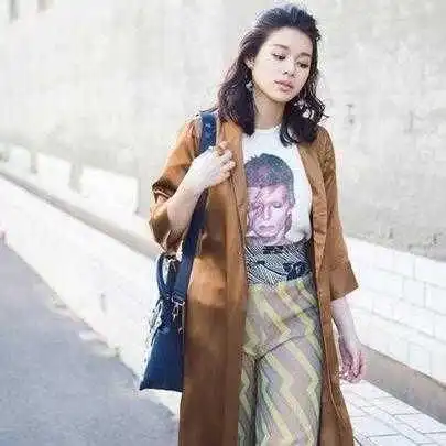 40岁应该穿什么胡杏儿丝绸外套搭配阔腿裤高级精致,慵懒舒适
