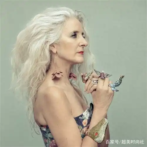 60岁的她,却活出20岁少女模样古灵精怪的白发超模老奶奶