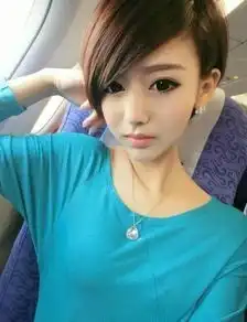 谁知道这个短发的妹子是谁好像是个网红