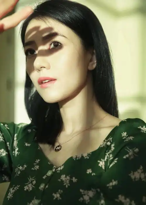 40的女人,远离花花绿绿穿这几种高级色,才是时髦又好看