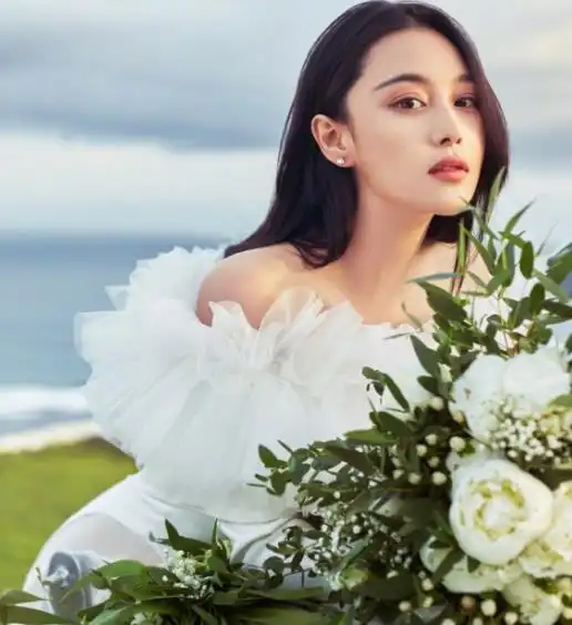 张馨予晒自拍长发美照,网友又想被你老公剪头发吗