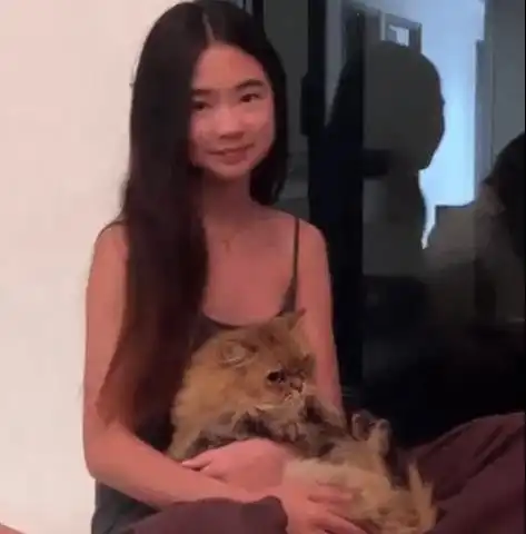 吴速玲离婚后首晒儿女照,12岁女儿长大成人,酷似黄多多