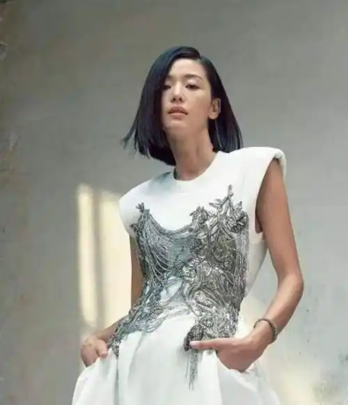 40岁全智贤瘦过头了太骨感连衣服都撑不起来,眼窝凹陷有了老态