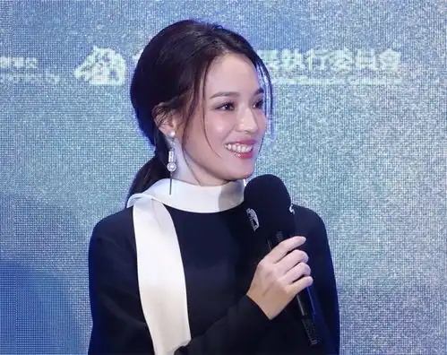 被42岁舒淇吸引了全身黑色还不觉得老气,嘟嘴卖萌暴露少女心