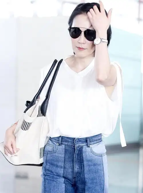 俞飞鸿真不愧是气质女神,穿白衬衫搭配牛仔裤走机场,简约大气