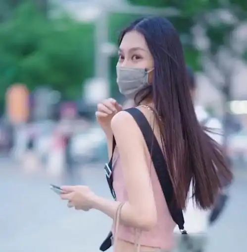街头实拍粉色吊带穿出仙女味,搭配破洞牛仔裤,展现绝佳好气质
