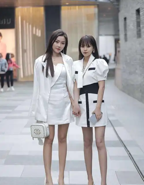 一袭白色搭配简直不要太高级,纯色简约不简单,上身就满满少女感