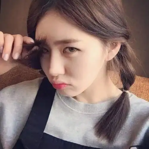 韩系女生头像嘟嘴遮眼