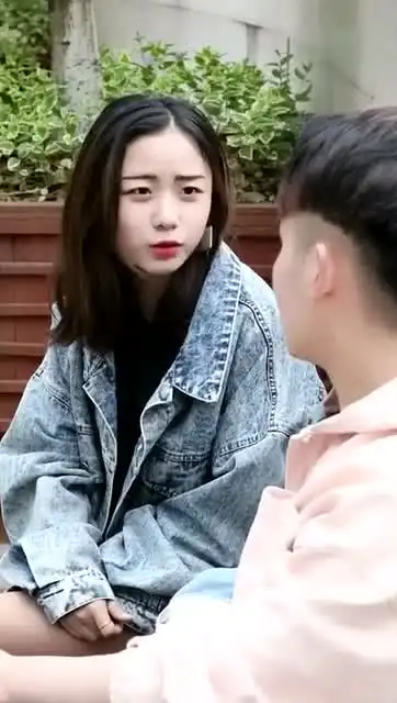 美女搭讪小伙子的方法真是挺有意思的
