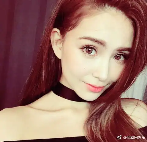 周杰伦紧搂昆凌撒狗粮玩王者农药的女生jasper翻白眼