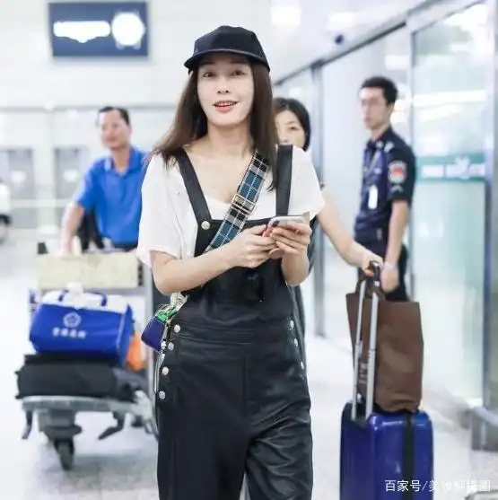 秦岚真的太会穿了,身穿黑色背带裤,少女气息十足