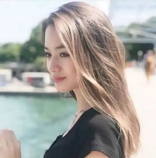 13岁日瑞混血女模走红,精美写真曝光充满仙女气息,侧颜酷似杨颖