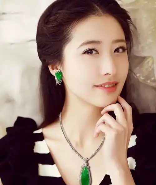 老奶奶结婚时花11块钱买的手镯,古董商人欲高价收购