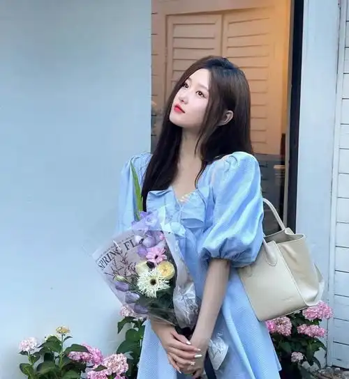 喜欢吃水果的女人,肤白貌美,穿白衣服像是18岁的姑娘