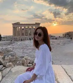 阿sa希腊度假美照一袭法式长裙清新减龄,37岁笑起来还如少女般