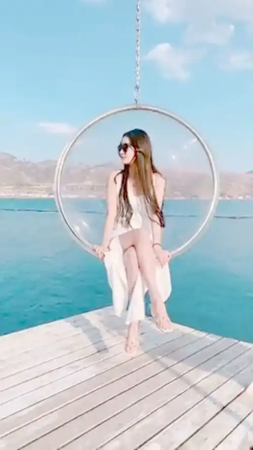 海边的风景真美,人也更美,美女这样坐着不害怕吗