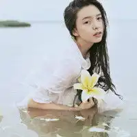 女生pose头像思念荒废的是一个名字
