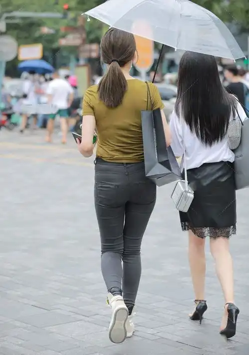 精致大方的瑜伽裤充满美俏的魅力,清爽优雅一步到位,帅气十足