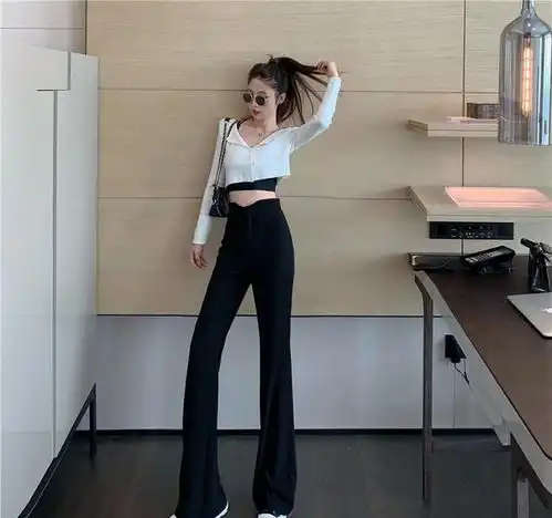 小腿粗的女生别穿阔腿裤了,试试万能喇叭裤吧,时髦又显腿细
