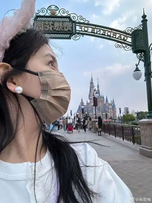 章若楠穿印花抹胸裙清新可人对镜笑容甜度满分