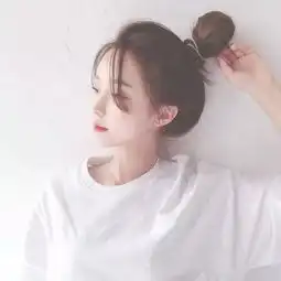 搞笑头像女生简单干净身后的阳光