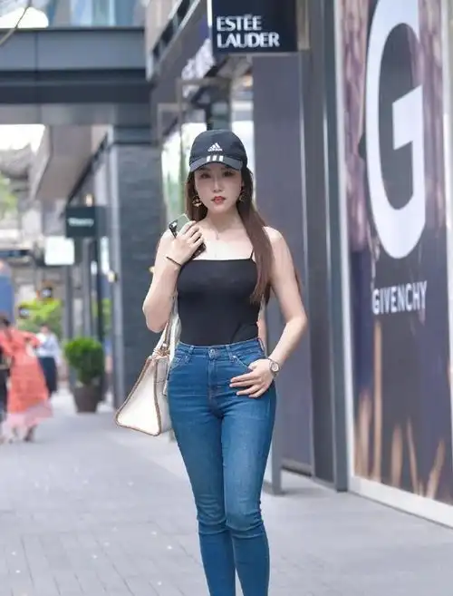 时尚街拍时尚女生的白色系裙装穿搭,清新简洁又雅致