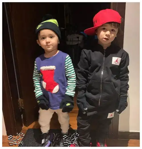 收到的礼物是防弹少年团rm跟v娃娃,小粉丝威廉本特利笑开心