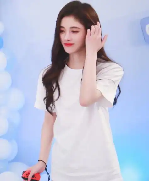 鞠婧祎的白色t吴宣仪的港风妆,再配上郑爽的链条包,不要太时尚