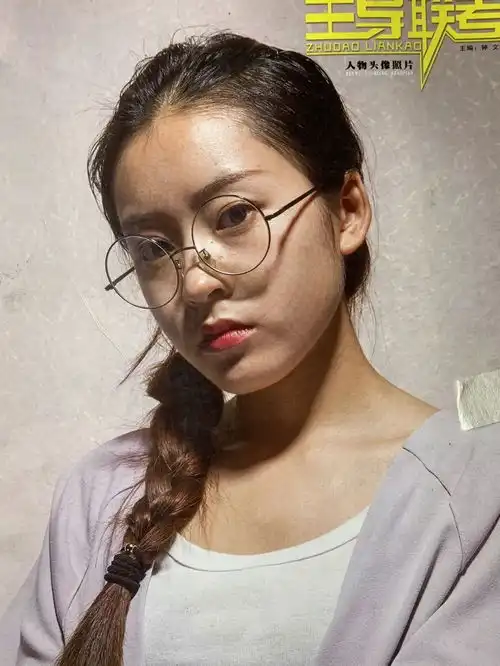 第三一二集朱传奇教你画正面微侧的戴眼镜女青年素描头像