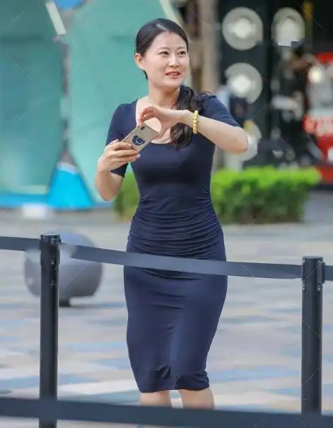 简约大气深蓝色紧身长裙,性感优雅,尽显女士成熟魅力