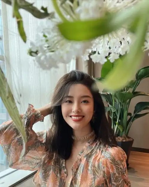 有种颜值叫冷白皮,汤唯生图五官轮廓清晰,太美了
