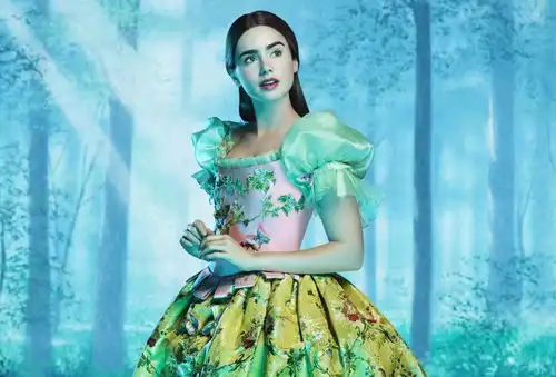 赫本接班人莉莉柯林斯,32岁身材似少女,逆天童颜让人羡慕