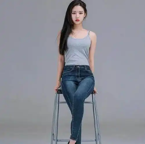 清秀迷人的牛仔裤美女,秀出精致的身材线条,充满女神气质