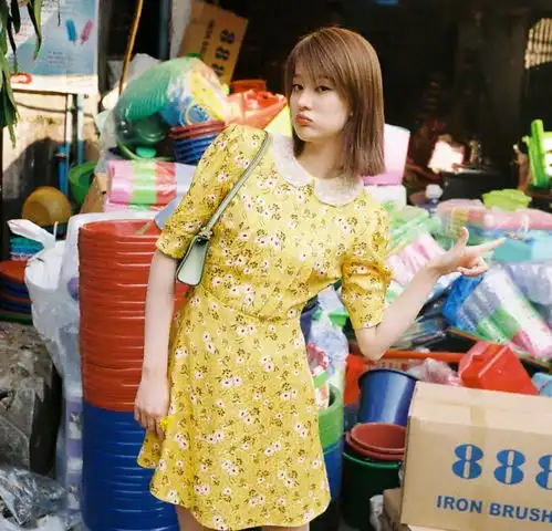 乔欣晒出游玩照,黄色碎花裙小白鞋清新时髦,太适合夏天了