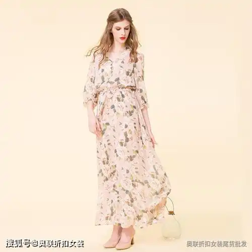 想要清新感那你需要一套蓝白配了奥联折扣女装羽绒服
