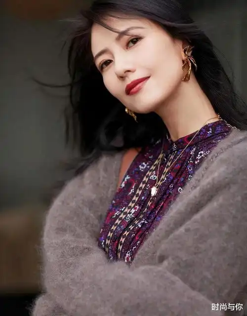 优雅女神高圆圆,穿碎花连衣裙配短款开衫,展现高级时尚的一面