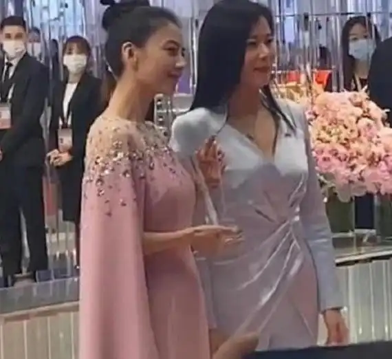 高圆圆生图这颜值绝了,穿粉色披肩裙仙气飘飘,明媚温柔看着舒服