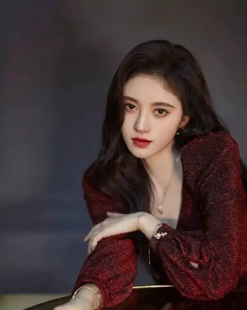 鞠婧祎被公司艺人高度模仿从妆容到拍照姿势全一样,神似亲姐妹