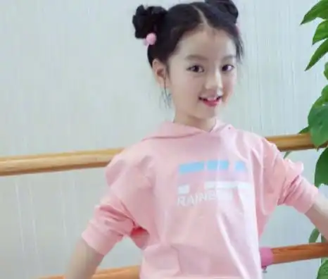 阿拉蕾才是整容式长大,小时候软萌可爱,近照少女感满满