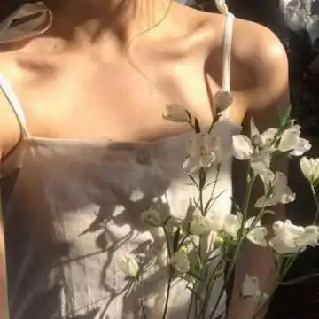 qq头像女生唯美睡趴部位