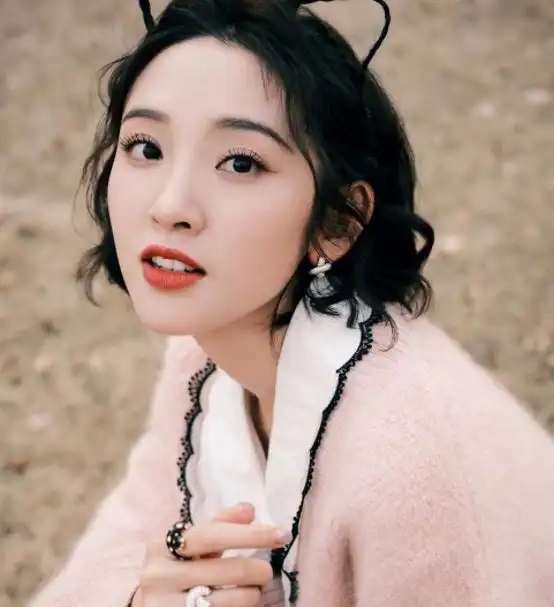 唐艺昕生完孩子后越来越敢穿,吊带裙渐变蓝发型两人越来越像了