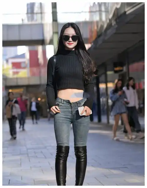 黑色经典上衣搭配蓝色牛仔打底裤,成为一大热门,可以显腿长