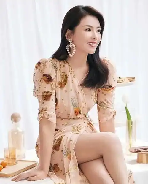 刘涛参加一个夫妻节目的宣传照片,改变了以前屏幕上的形象,优雅而知性的一面