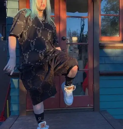 自黑无下限的歌手,吸引了1200万粉丝竟然还是个天才少女