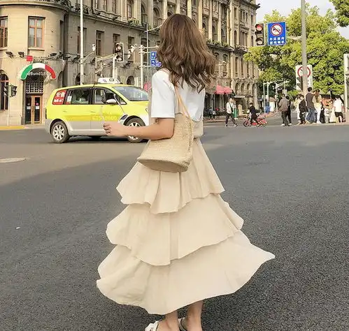 连衣裙摇曳间浪漫飘逸彰显甜美美少女气质