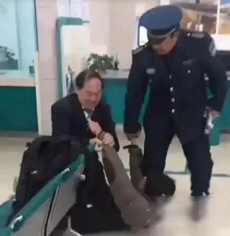 厉害啦河南一银行发生抢劫案,55岁大堂经理赤手空拳夺下50公分长的钢管