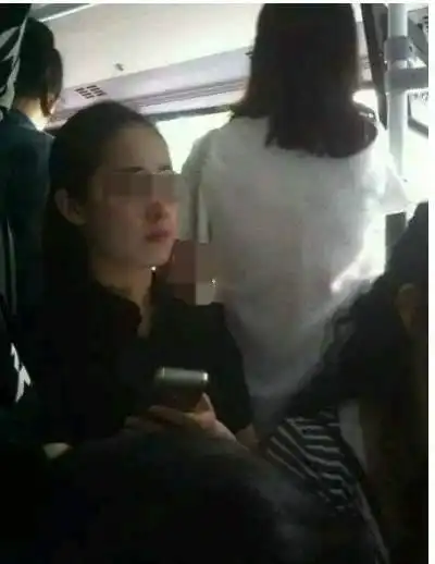 女孩公交车上未给老人让座,被谴责后女孩站起来,全车人沉默了