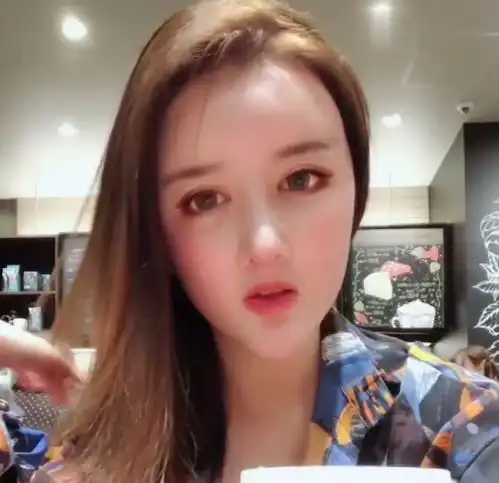 女孩子千万不要去整容,要不然就会变成这样,又浪费钱又丑