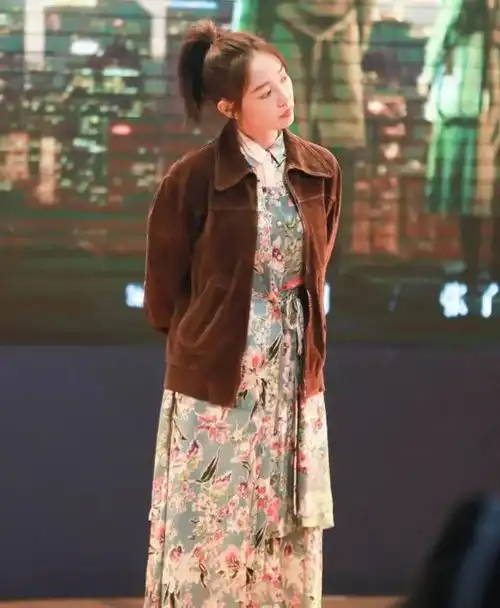 白百何穿衣确实有眼光碎花长裙搭棕咖夹克,虽单身但很有贵妇感裙碎花纯色网易订阅